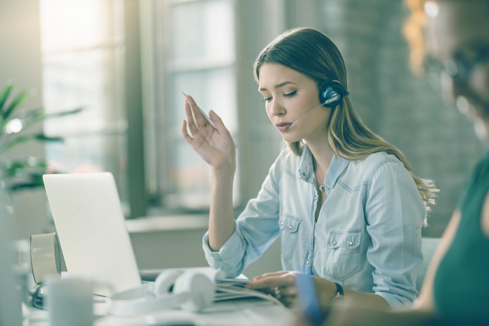 Échange professionnel sur les stratégies de référencement mobile